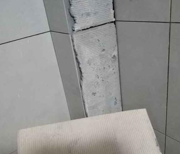 柘城瓷砖空鼓维修公司分享下厨房瓷砖脱落的补救措施。